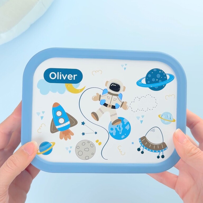 Personlig matlåda med rymdmotiv och namnet Oliver
