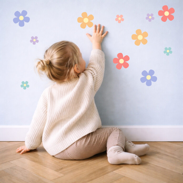 Daisy(flerfarget) wallstickers som festes på veggen av et barn