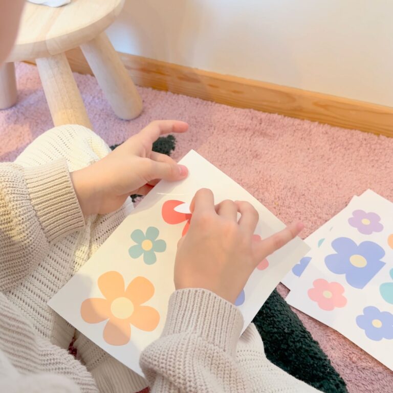 Daisy (flerfärgad) wallstickers som lossas från arket av ett barn