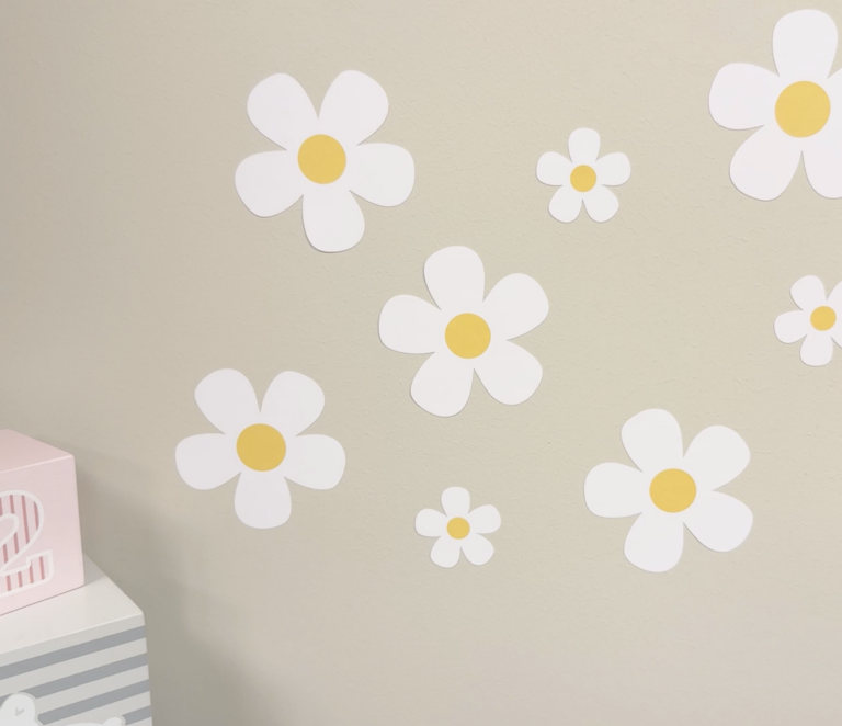 Daisy (vit) wallstickers placerade på en vägg