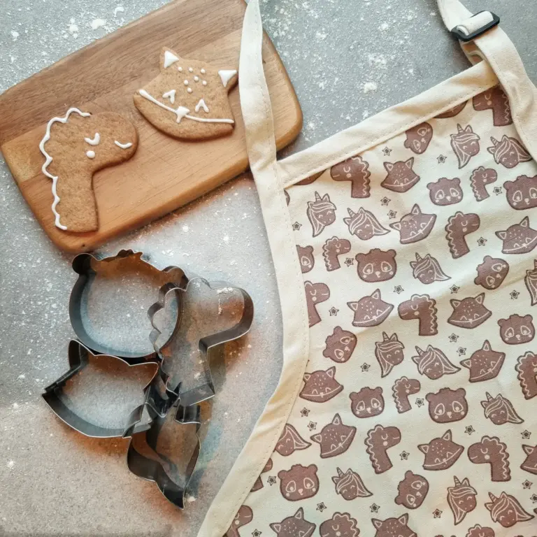 Bakpaket julgåva — 2 set pepparkaksformar och 2 julförkläden — Lappeliten