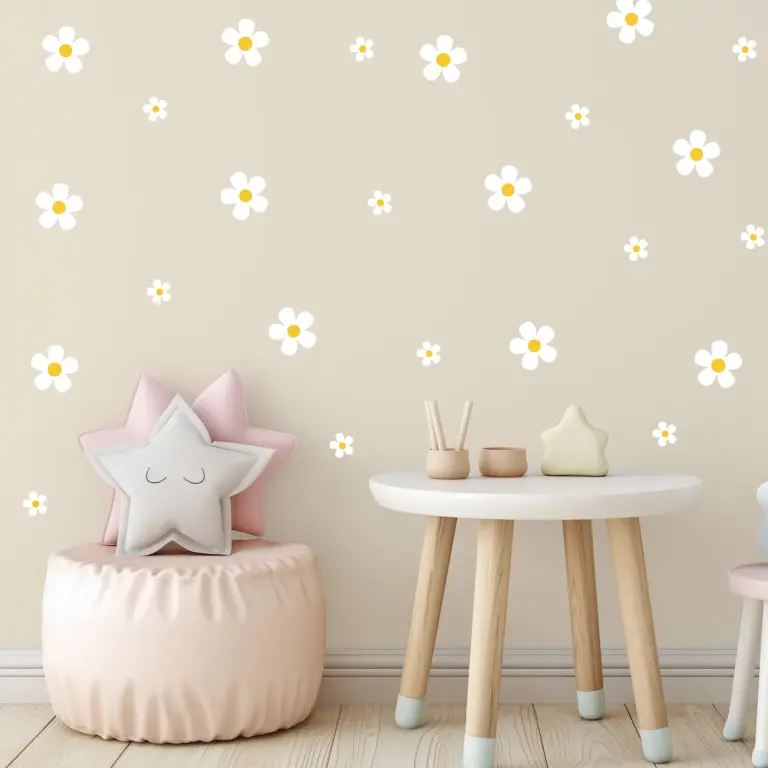 Daisy (vit) wallstickers placerade i ett barnrum