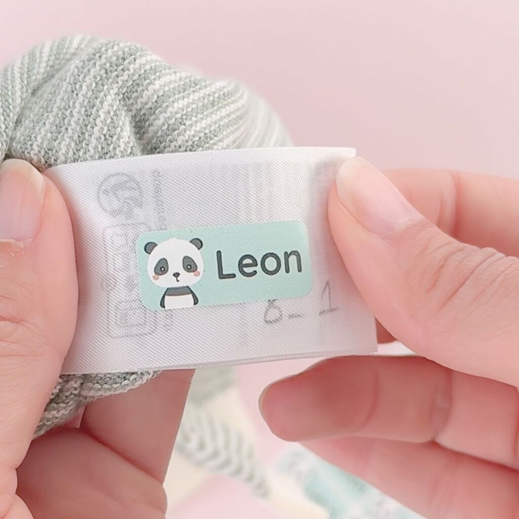 Personlig namnlapp med panda och texten leon på en tvättrådsetikett