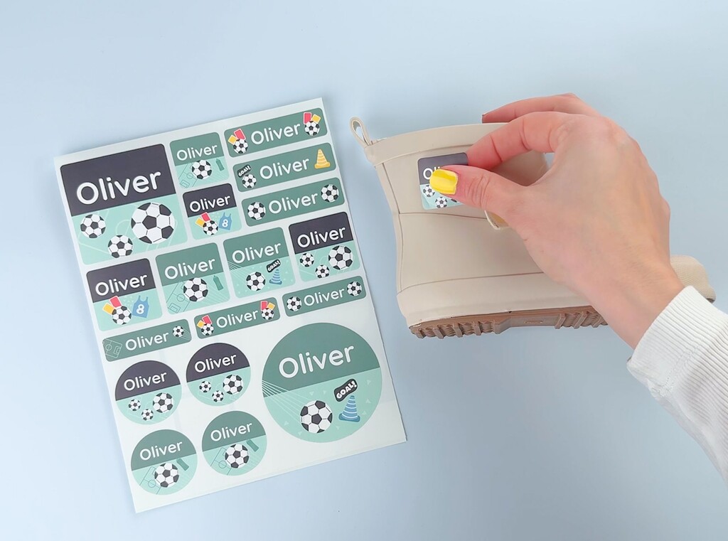 Set med stora personliga namnlappar med namnet oliver och fotbollsmotiv
