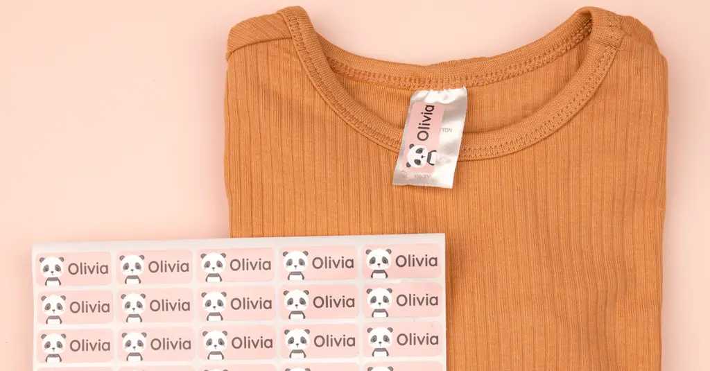 Så tar du bort namnlappar – enkla och snabba tips 2 Rosa namnlapp med pandamotiv och namnet olivia på en fastsydd klädetikett
