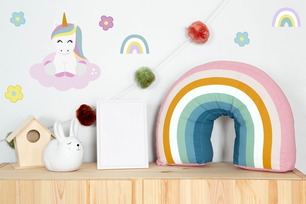 Barnrum med regnbågskudde och söta enhörnings-wallstickers