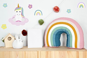Barnrum med regnbågskudde och söta enhörnings-wallstickers