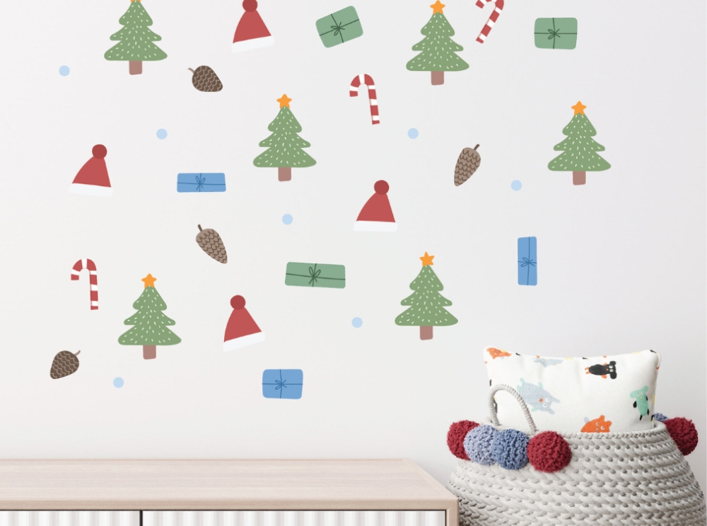 Juliga väggdekaler med granar, polkagrisar och julmotiv för barnrummet.