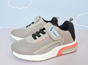 Grå sneakers med en personlig namnlapp med texten "Leon"