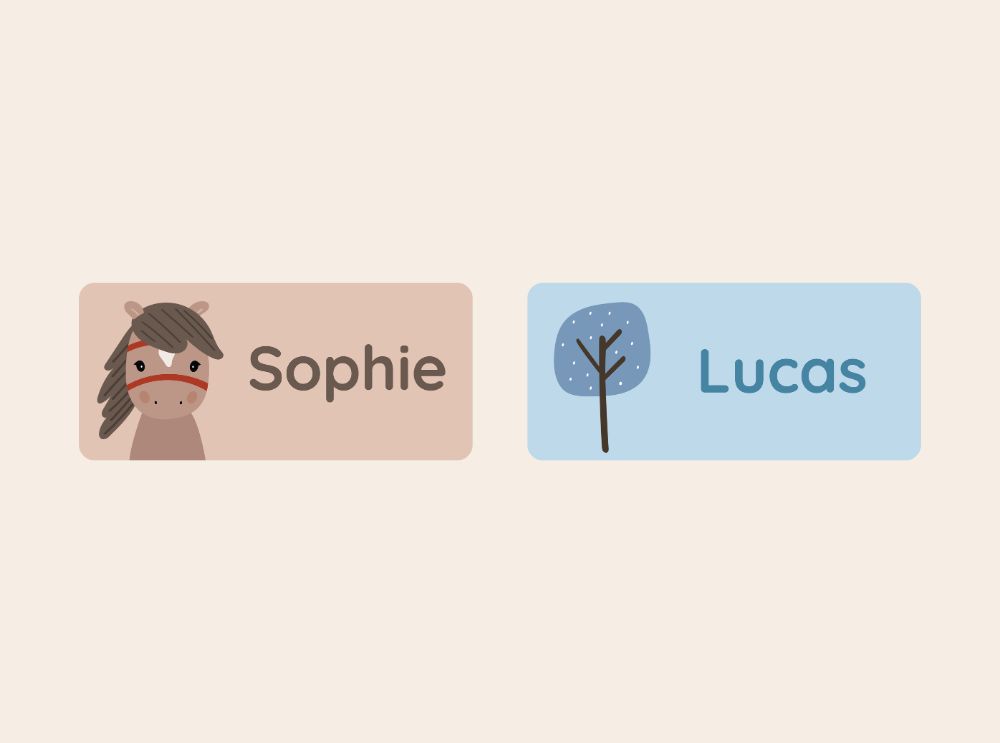 Två personliga namnlappar: en med hästmotiv och namnet sophie, och en med trädmotiv och namnet lucas