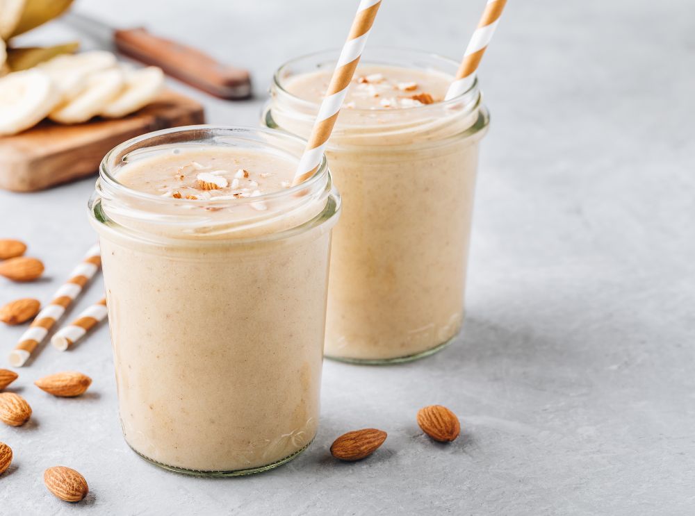 Fräscha sommardrycker för hela familjen – så enkla att göra! 1 Banan- och mandelsmoothie i ett genomskinligt glas med ett brunt sugrör