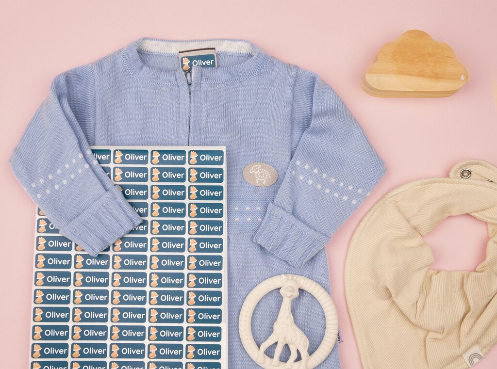 Extrakläder på förskolan 4 Flatlay van extra kleding en spullen voor de kinderopvang, gepersonaliseerd met een set naamlabels met de naam "oliver".