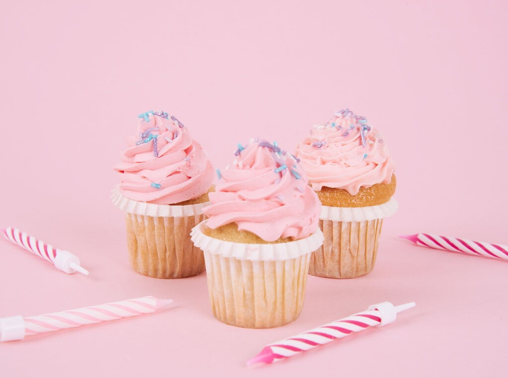Cupcakes med rosa frosting och strössel, perfekt för ett födelsedagskalas.