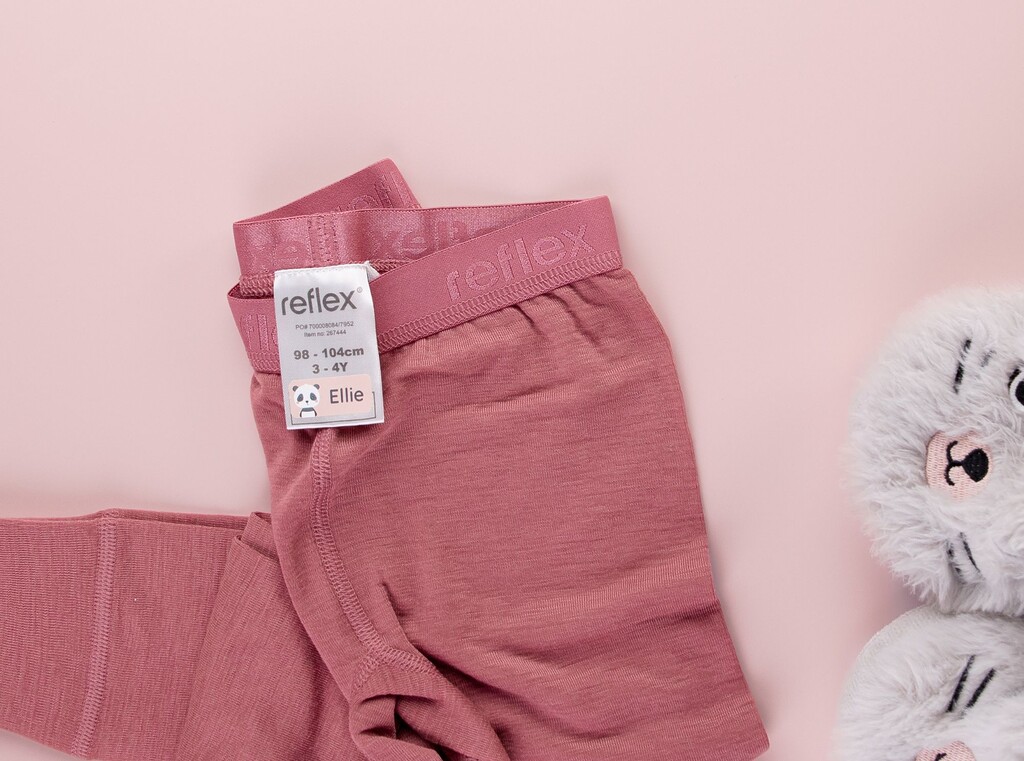 Så förenklar namnlappar vardagen i förskolan 3 Rosa barnleggings med en namnlapp med texten ”ellie” och en liten pandaikon.