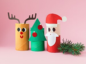 Enkla julpyssel för barn med toalettrullar dekorerade som en ren, en julgran och en tomte