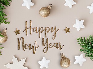 "Gott Nytt År" i guldbokstäver omgivna av vita stjärnor och festliga dekorationer