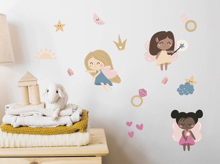 Wallstickers med söta feedesign som dekorerar ett mysigt barnrum