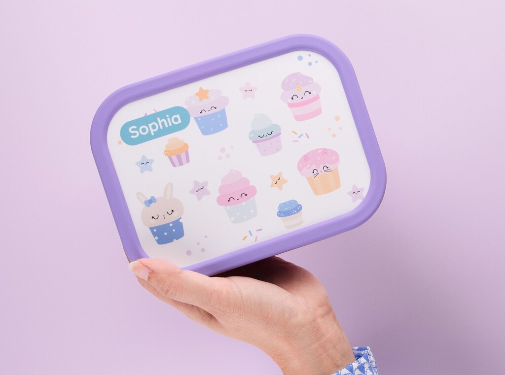 Personlig lila matlåda med cupcake-motiv och namnet sophia tryckt på locket