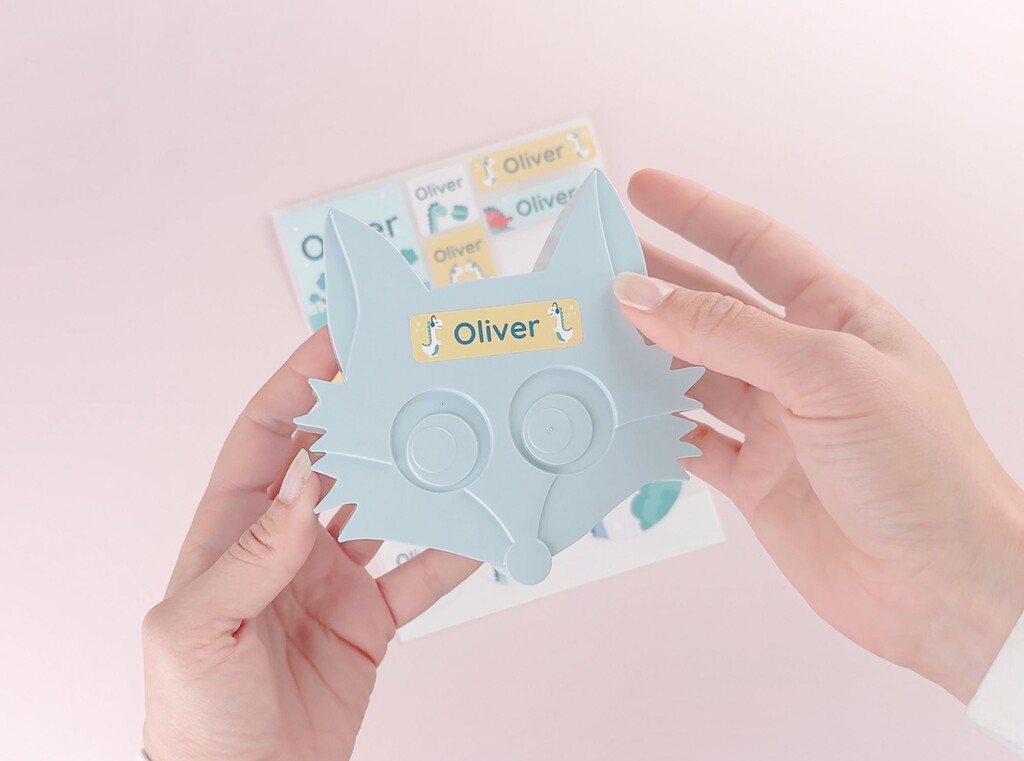 Matlåda med namnlapp med dinosauriemotiv och namnet oliver