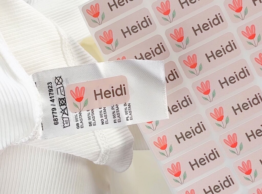 Därför är det viktigt att märka personliga tillhörigheter på äldreboenden 3 Personlig namnlapp på en syntetisk klädetikett