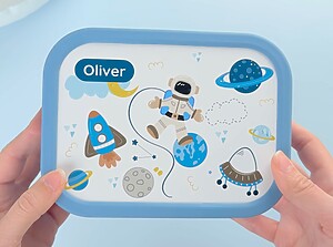 Blå matlåda med astronautdesign och texten Oliver