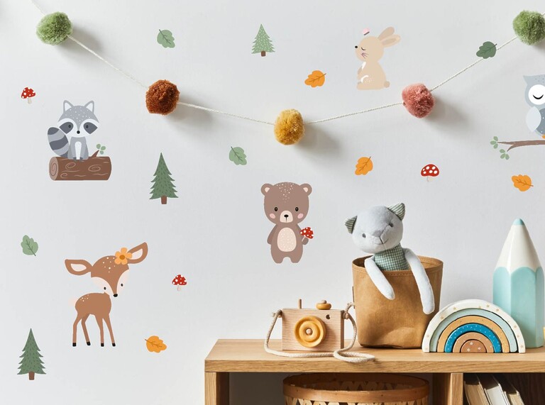 Wallstickers med skogsdjur på en vit vägg