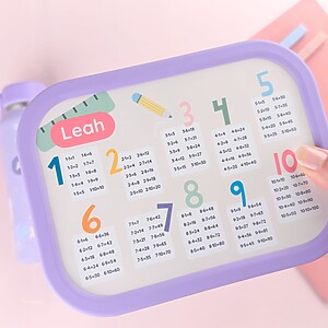 Lila matlåda med namn och multiplikationstabell