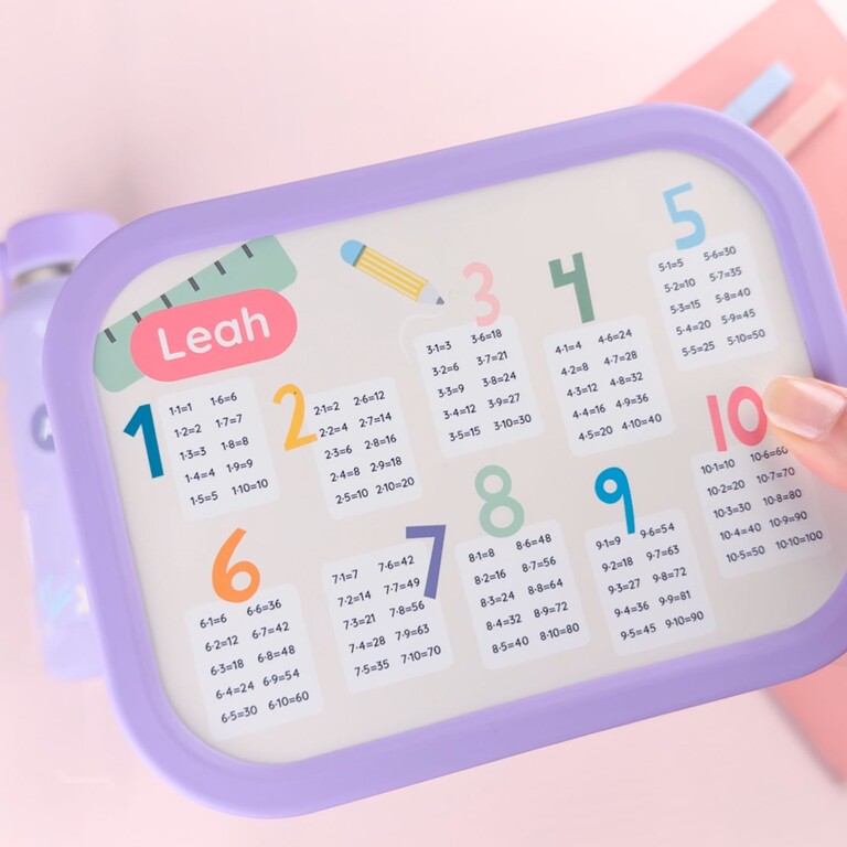 Lila matlåda med namn och multiplikationstabell