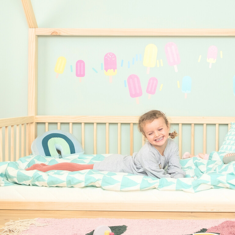 Flickrum dekorerat med glass-wallstickers