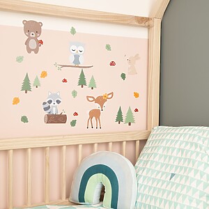 Skogsdjur wallstickers på vägg vid en barnsäng