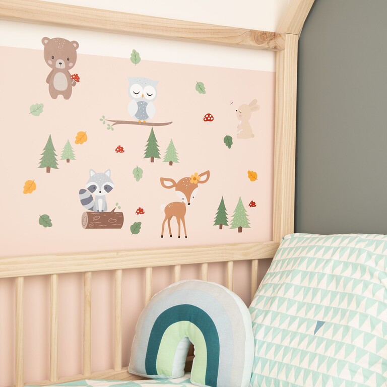 Skogsdjur wallstickers på vägg vid en barnsäng