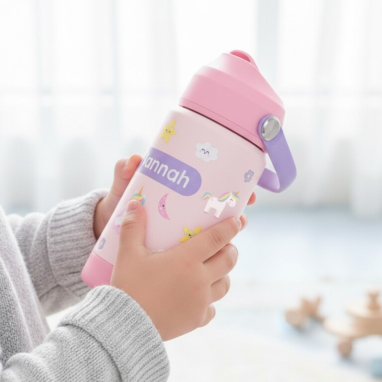 Barn som håller en rosa dricksflaska