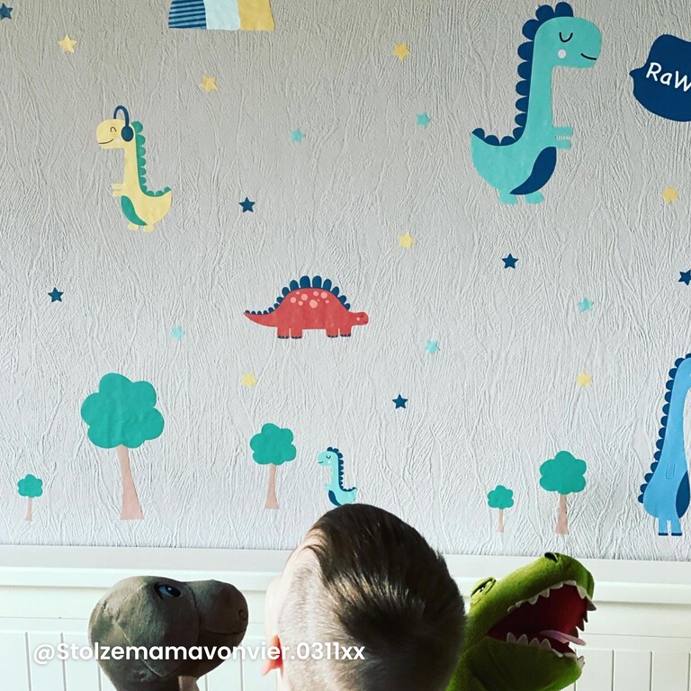 Kundbild av dinosaurie wallstickers på vägg hemma hos en kund