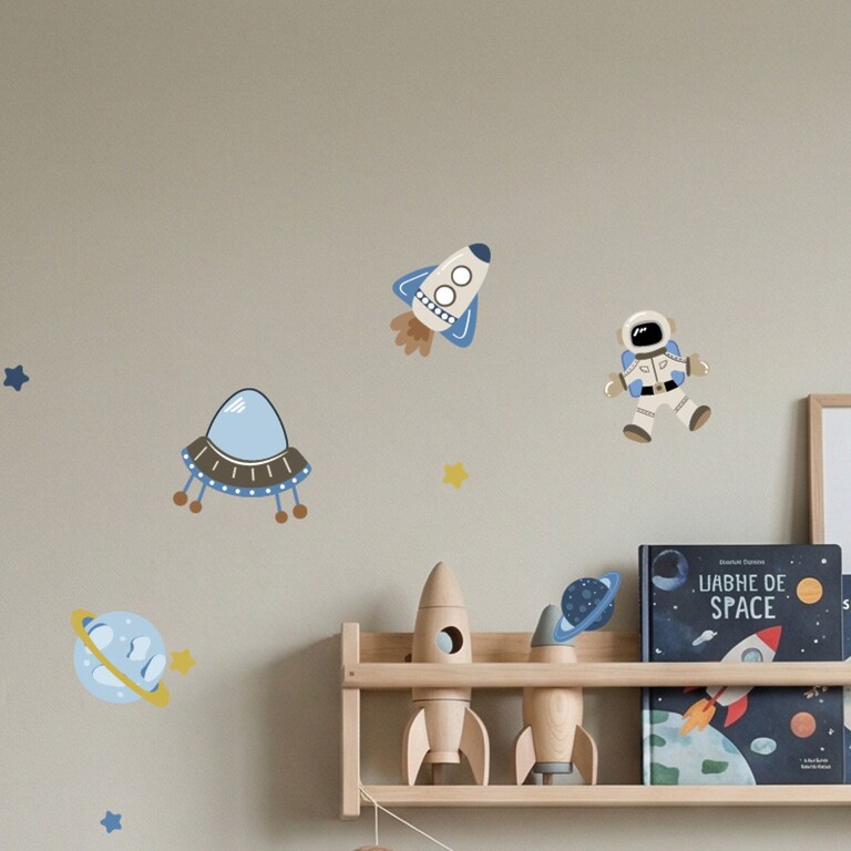 Hylla i pojkrum med rymd-wallstickers ovanför