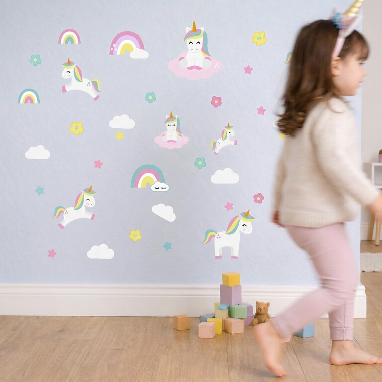 Enhörning-wallstickers placerade på vägg i barnrum