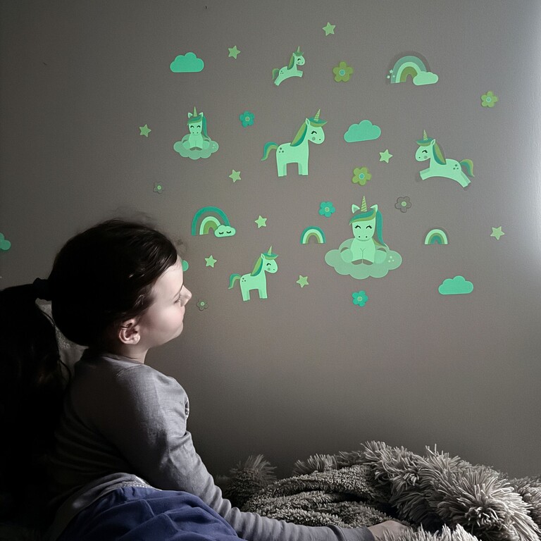 Självlysande enhörnings-wallstickers placerade på vägg