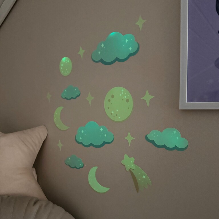 Lysande wallstickers med natthimmelmotiv på ett barnrum i mörker