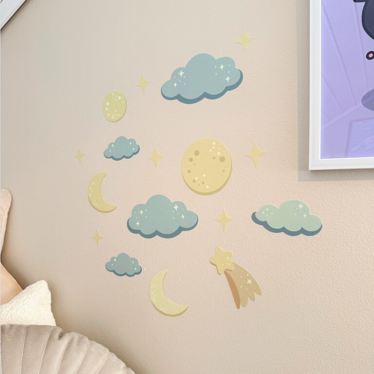 Självlysande wallstickers med natthimmel placerade på en barnrumsvägg