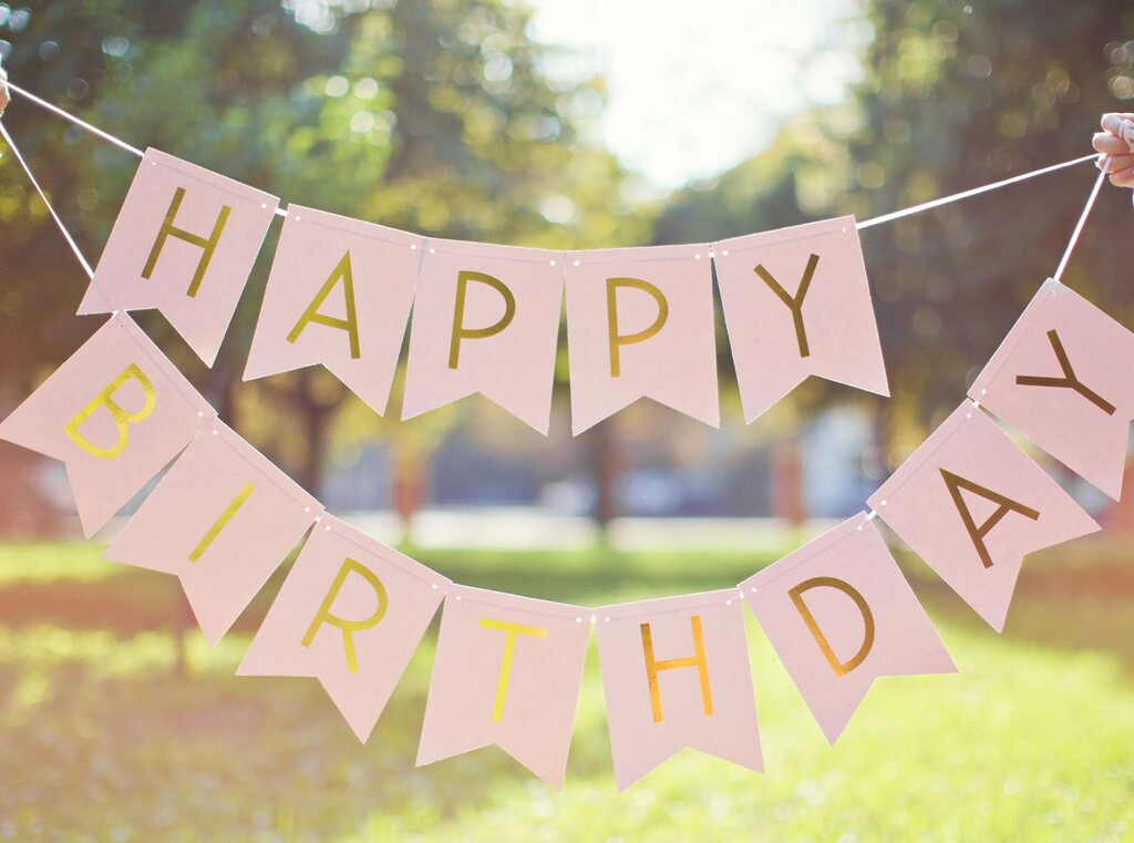 Födelsedagsgirlang med texten happy birthday upphängd utomhus