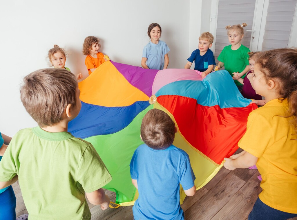 Barn leker tillsammans med ett färgglatt lektyg på ett barnkalas
