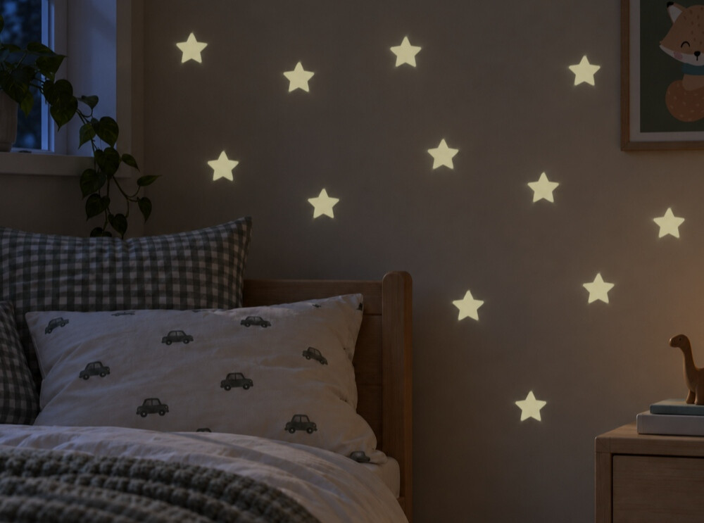 Mysiga höstkvällar: tips på aktiviteter för barn 1 Självlysande wallstickers i form av stjärnor på väggen ovanför en barnsäng